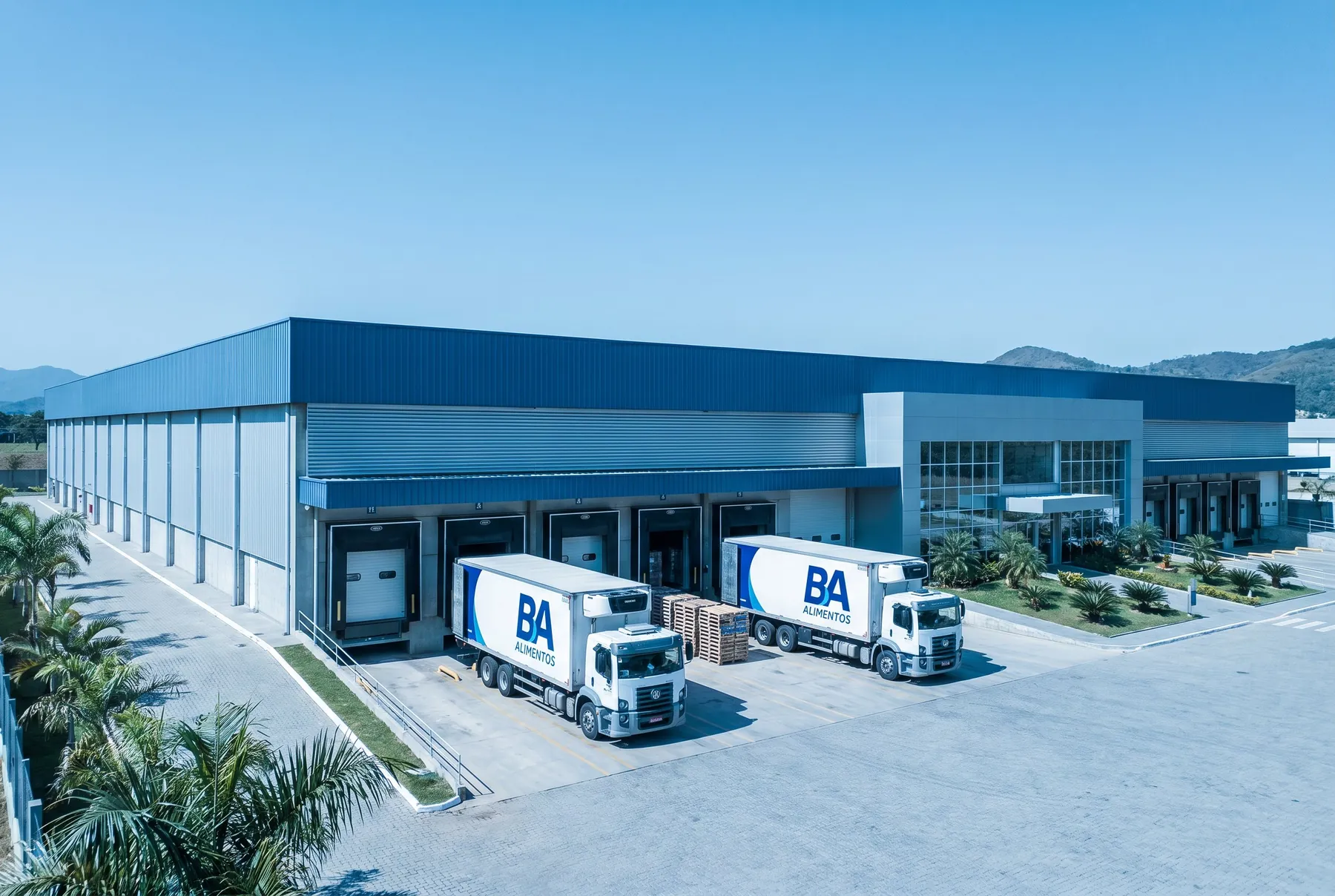 Centro de distribuição da BA Alimentos com caminhões nas docas